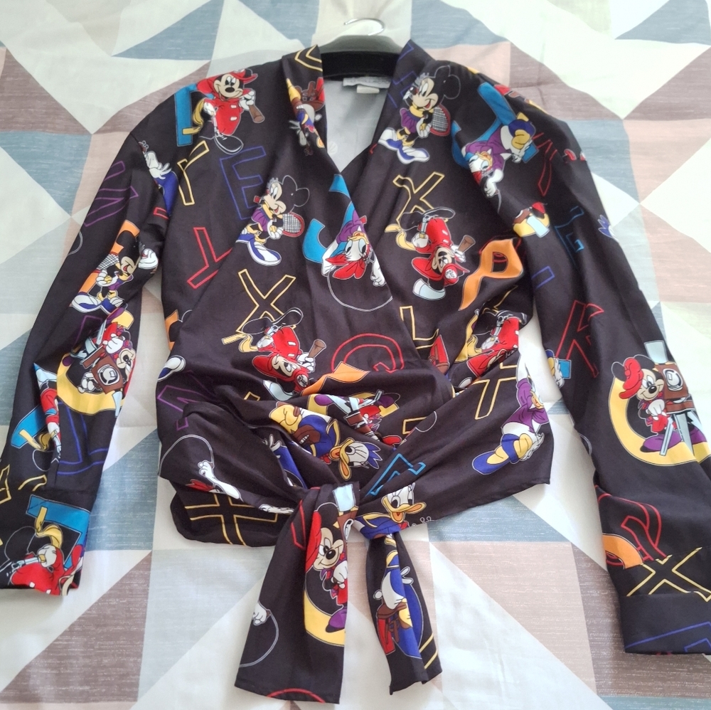 Woman printed blouse. Long sleeves. Size small. Black. Excellent condition